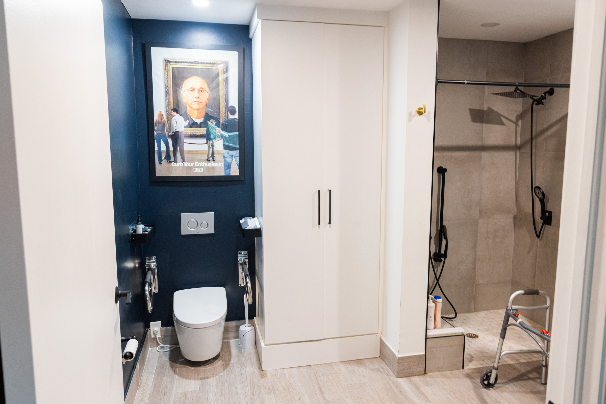 Tropical guest bath with pineapple art, white cabinetry and gold fixtures